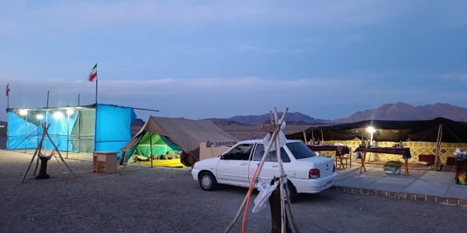 برپایی چادر در حاشیه محور فردوس بجستان جهت پذیرایی از مسافران