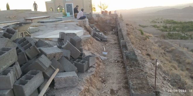 شروع عملیات دیوار کشی صحن امامزاده وآرامستان