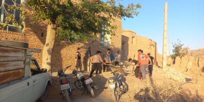 انتقال شن به داخل مسجد قدیم جهت نصب سرامیک در دیوار شمالی