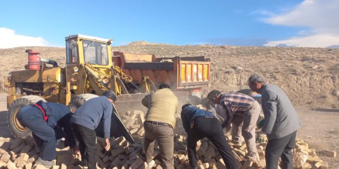 جابجایی آجر های اطراف امامزاده