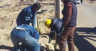 تیر گذاری مسیر شبکه انتقال نیرو جهت برق رسانی گلزار شهدا و امامزاده روستا