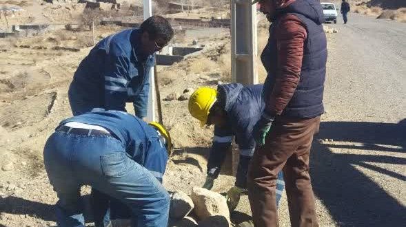 تیر گذاری مسیر شبکه انتقال نیرو جهت برق رسانی گلزار شهدا و امامزاده روستا